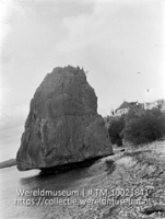 Caracasbaai met rots, Curacao; Grote rots aan de kust vanonder afgesleten door het water (Collectie Wereldmuseum, TM-10021841)