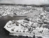 Luchtfoto van Willemstad; Luchtfoto van Willemstad waarbij de stad wordt doorsneden door een rivier (Collectie Wereldmuseum, TM-10021848)
