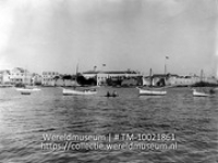 Curacao. Gouvernements-gebouw en waterfort te Willemstad; Zicht vanaf de rivier op de kust van Willemstad (Collectie Wereldmuseum, TM-10021861)