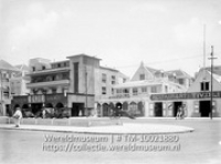 Curacao. Willemstad. Het Brionplein met kantoor van de N.I. Gas Mij; Links het kantoor van de Nu Ned Ind Gas Mij en rechts een winkel van Ellis en Dania in Willemstad (Collectie Wereldmuseum, TM-10021880)