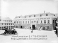 Curacao. Het paleis van den Gouverneur te Willemstad met de hoofdingang van het Fort Amsterdam; Gouvernementspaleis met erf, op het dak wappert een Nederlandse vlag (Collectie Wereldmuseum, TM-10021884)