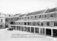 Curacao. Willemstad. Officierswoningen in het Fort Amsterdam; Woningen met pilaren grenzend aan een binnenplein (Collectie Wereldmuseum, TM-10021886)