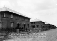 Curacao. Emmastad. Woningen van employe's der C.P.I.M; Een blok met soortgelijke twee onder een kap woningen (Collectie Wereldmuseum, TM-10021887)