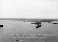 Curacao. Gezicht op het Schottegat; Een schip vaart de rivier af (Collectie Wereldmuseum, TM-10021890)