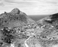 Landschapsgezicht van een stad in een vallei op Saba; Gezicht op 'The Bottom'. Saba (Collectie Wereldmuseum, TM-10022264)