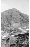 Saba. The Mountain, gezien van de pasanggrahan te Windwardside; Van Saba gezien vanuit een gastenblijf (Collectie Wereldmuseum, TM-10022269)