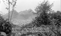 Saba. The Bottom, gezien van de helling van The Mountain; Uitzicht op de vallei The Bottom op saba, gezien vanaf een berg (Collectie Wereldmuseum, TM-10022270)