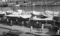 Venezolaanse bootjes aangemeerd aan de markt van de Ruyterkade in Willemstad (Collectie Wereldmuseum, TM-10028893)
