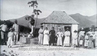 Kleine Antillen St. Martin, nederzetting te Simsonbaai; Groepsportret voor een woning op het strand; Group portrait in front of a house at the beach, Simson Bay (Collectie Wereldmuseum, TM-10028904)