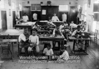 Een schoen- en kleermakers werkplaats van het jongensweeshuis in Santa Rosa (Collectie Wereldmuseum, TM-10028956)