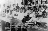 Curacao. Leerlingen eener buitenschool; Leerlingen in een klaslokaal; Students in a classroom (Collectie Wereldmuseum, TM-10028959)