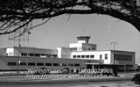 Curacao. Het stationsgebouw van het Dr. A. Plesman vliegveld; Het hoofdgebouw van het Plesman vliegveld, ook wel Hato op Curacao; The main building on Dr. A. Plesman airport, also known as Hato, on Curacao (Collectie Wereldmuseum, TM-10028969)