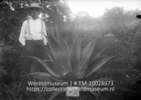 Vegetatie der W-Ind. Eil. Agave A.2 met plantage eigenaar; Een plantage eigenaar bij een grote Agave plant; A planter with an Agave plant (Collectie Wereldmuseum, TM-10028973)