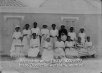 Curacao. Hoedenvlechten on de vlechtschool op St. Rosa; Leerlingen van vlechtschool Santa Rosa vlechten hoeden; Students of the plaiting school plait heads (Collectie Wereldmuseum, TM-10028977)
