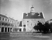 Curacao. Binnenplein fort Amsterdam met garnizoenskerk; Het binnenplein van fort Amsterdam op Curacao; The inner square of fortress Amsterdam on Curacao (Collectie Wereldmuseum, TM-10028980)