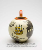 Geglazuurde aardewerken herdenkingskruik; Wereldkaart (Collectie Wereldmuseum, TM-1295-80)