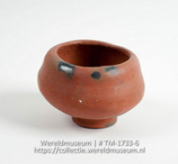 Handgevormde aardenwerken waterkom (Collectie Wereldmuseum, TM-1733-6)