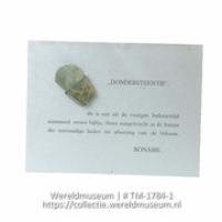 Geslepen stenen bijltje, een zogenoemd dondersteentje (Collectie Wereldmuseum, TM-1784-1)