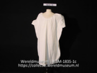 Wit katoenen hemdbloesje, onderdeel van vrouwenkostuum (Collectie Wereldmuseum, TM-1835-1c)