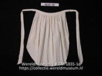 Wit katoenen schort, onderdeel vrouwenkostuum (Collectie Wereldmuseum, TM-1835-1e)