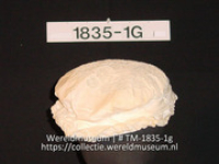 Muts van witte katoen, onderdeel vrouwenkostuum (Collectie Wereldmuseum, TM-1835-1g)
