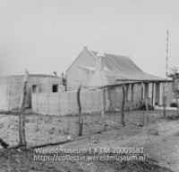 Woning met schoorsteen, met een hek van gaas op het erf; Woning (Collectie Wereldmuseum, TM-20003682), Lawson, Boy