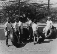 Kinderen op de speelplaats van kleuterschool Imelda (Collectie Wereldculturen, TM-20003707), Lawson, Boy (1925-1992)