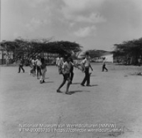 Kinderen spelen op het schoolplein van een lagere school (Collectie Wereldculturen, TM-20003710), Lawson, Boy (1925-1992)