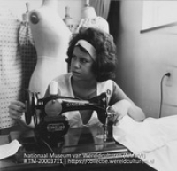 Meisje werkt aan een handnaaimachine op de huishoudschool Mater Dei (Collectie Wereldculturen, TM-20003711), Lawson, Boy (1925-1992)