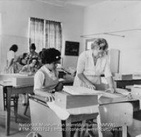 Leerlingen en onderwijzeres op de huishoudschool Mater Dei (Collectie Wereldculturen, TM-20003712), Lawson, Boy (1925-1992)