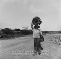 Man op weg met bos hout op zijn hoofd; Volkstype (Collectie Wereldmuseum, TM-20003769), Lawson, Boy