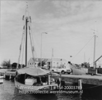 Haven met zeilschip aan de pier; Pier (Collectie Wereldmuseum, TM-20003789), Lawson, Boy