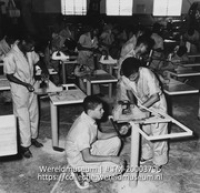 Jongens in een lokaal van de technische school werken aan draaibanken; Technische school (Collectie Wereldmuseum, TM-20003796), Lawson, Boy