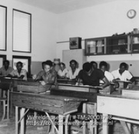 Jongens in een leslokaal in de technische school; Technische school (Collectie Wereldmuseum, TM-20003798), Lawson, Boy