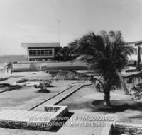 Midgetgolf bij Hotel Bonaire; Hotel Bonaire (Collectie Wereldmuseum, TM-20003805), Lawson, Boy