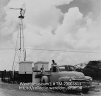Vrachtauto bij de waterput van plantage Aruba; De waterput. Plantage Aruba (Collectie Wereldmuseum, TM-20003811), Lawson, Boy