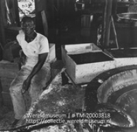 Het aloesap wordt ingekookt; Het koken van aloe op plantage Aruba (Collectie Wereldmuseum, TM-20003818), Lawson, Boy