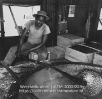 Het aloesap wordt ingekookt; Het koken van aloe op plantage Aruba (Collectie Wereldmuseum, TM-20003819), Lawson, Boy