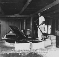 Het ingekookte aloesap wordt in kisten geschept; Plantage Aruba, aloe gieten in kisten, na gekookt te hebben (Collectie Wereldmuseum, TM-20003820), Lawson, Boy