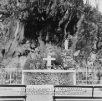 De grot van Lourdes gebouwd in 1958 met altaar en Mariabeeld; Grot van Lourdes. Madonnabeeld en altaar (Collectie Wereldmuseum, TM-20003821), Lawson, Boy