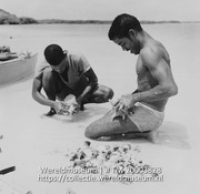 Twee schelpenvissers aan het strand met hun vangst; Concha-vissers (Collectie Wereldmuseum, TM-20003828), Lawson, Boy