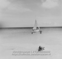 Schelpenvissers in zee bij het strand en een zeilboot; Concha-vissers (Collectie Wereldmuseum, TM-20003829), Lawson, Boy