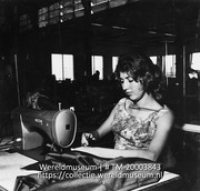 Vrouw achter een naaimachine in Cambes confectiefabriek; Textielfabriek. Atelier. Cambes confectie-industrie (Collectie Wereldmuseum, TM-20003843), Lawson, Boy