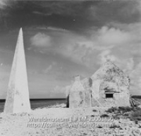 Vervallen woning van tot-slaaf-gemaakten en een herkenningspilaar van de zoutpan; Obelisk bij zoutpannen (Collectie Wereldmuseum, TM-20003850), Lawson, Boy