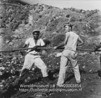 Mannen trekken aan een touw; Mensen bezig met verscheping van bulldozer en scraper naar St. Maarten (Collectie Wereldmuseum, TM-20003854), Lawson, Boy