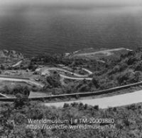 Slingerweg bergafwaarts naar de luchthaven van Saba; Weg naar vliegveld (Collectie Wereldmuseum, TM-20003880), Lawson, Boy