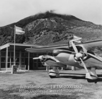 Vliegtuig op de landingsbaan; Vliegveld Juancho Yrausquin (Collectie Wereldmuseum, TM-20003882), Lawson, Boy