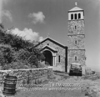 Kerk met terreinwagen ervoor; Dorpje Hells Gate, de kerk (Collectie Wereldmuseum, TM-20003895), Lawson, Boy