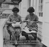 Kantwerksters op Saba.; Kantwerksters; Lace-workers; Twee vrouwen bezig met naaldkant (Collectie Wereldmuseum, TM-20003898), Lawson, Boy