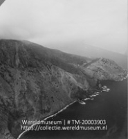 Kuststrook van Saba vanuit de lucht; Opname vanuit de lucht (Collectie Wereldmuseum, TM-20003903), Lawson, Boy